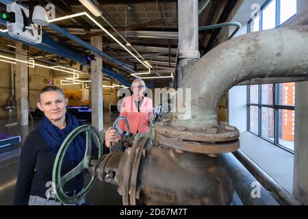 Knappenrode, Allemagne. 12 octobre 2020. Kirstin Zinke (l), directeur du musée industriel Energiefabrik Knappenrode, et Birgit Weber, conseiller municipal du quartier de Bautzen, se trouvent dans l'ancienne usine de briquettes d'une usine de régulation historique de la vapeur. Après une phase de reconstruction de trois ans, l'usine d'énergie, qui est l'un des quatre sites du Musée industriel Saxon, ouvrira ses portes le 16 octobre 2020 avec une nouvelle exposition permanente et de nouveaux terrains extérieurs. Credit: Robert Michael/dpa-Zentralbild/dpa/Alay Live News Banque D'Images