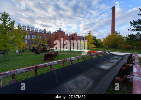 Knappenrode, Allemagne. 12 octobre 2020. Un vieux tapis roulant et des équipements miniers en fonte ouverte sont situés dans le parc derrière le Musée industriel Energiefabrik Knappenrode, l'ancienne usine de briquettes, aujourd'hui l'un des quatre sites du Musée industriel Saxon. Après une phase de conversion de trois ans, l'usine d'énergie ouvre le 16 octobre 2020 avec une nouvelle exposition permanente et de nouveaux terrains extérieurs. Credit: Robert Michael/dpa-Zentralbild/dpa/Alay Live News Banque D'Images