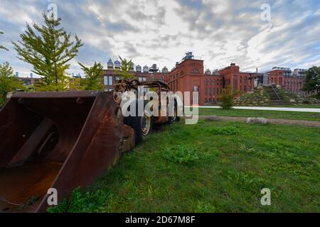 Knappenrode, Allemagne. 12 octobre 2020. Un chargeur aérien UL2 se trouve dans le parc derrière le Musée industriel Energiefabrik Knappenrode, l'ancienne usine de briquettes, aujourd'hui l'un des quatre sites du Musée industriel Saxon. Après une phase de conversion de trois ans, l'usine énergétique ouvre ses portes le 16 octobre 2020 avec une nouvelle exposition permanente et des terrains extérieurs redessinés. Credit: Robert Michael/dpa-Zentralbild/dpa/Alay Live News Banque D'Images