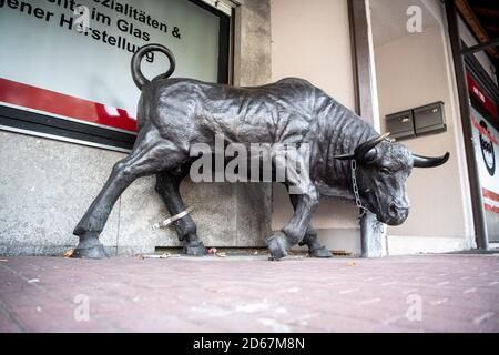 Krailing, Allemagne. 14 octobre 2020. Une sculpture de taureau en bronze se dresse devant un boucherie. En 2016, la sculpture était tombée. Un garçon de six ans a serré la main; une partie d'un doigt a dû être amputée. Le tribunal régional supérieur est en train d'entendre une demande de dommages-intérêts pour la douleur et la souffrance du garçon et de son père pour un montant de près de 9000 euros. Credit: Matthias balk/dpa/Alay Live News Banque D'Images