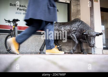 Krailing, Allemagne. 14 octobre 2020. Une sculpture de taureau en bronze se dresse devant un boucherie. En 2016, la sculpture était tombée. Un garçon de six ans a serré la main; une partie d'un doigt a dû être amputée. Le tribunal régional supérieur est en train d'entendre une demande de dommages-intérêts pour la douleur et la souffrance du garçon et de son père pour un montant de près de 9000 euros. Credit: Matthias balk/dpa/Alay Live News Banque D'Images