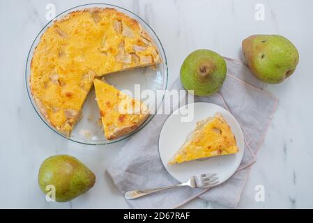 tarte douce à la vanille maison sur une table Banque D'Images