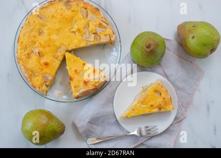 tarte douce à la vanille maison sur une table Banque D'Images