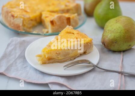 tarte douce à la vanille maison sur une table Banque D'Images