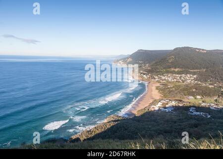 Vue sur la plage de Stanwell Park et l'escarpement d'Illawarra depuis Lawrence Hargraves Lookout, Bald Hill, Stanwell Tops. Banque D'Images