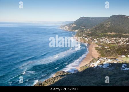 Vue sur la plage de Stanwell Park et l'escarpement d'Illawarra depuis Lawrence Hargraves Lookout, Bald Hill, Stanwell Tops. Banque D'Images