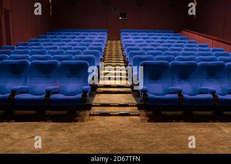 Siège vide Blue Cinema au cinéma Banque D'Images