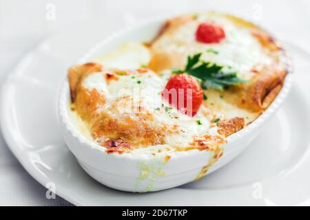 Plat de pâtes italien avec fromage fondu et tomates cerises haut (mise au point sélective) Banque D'Images