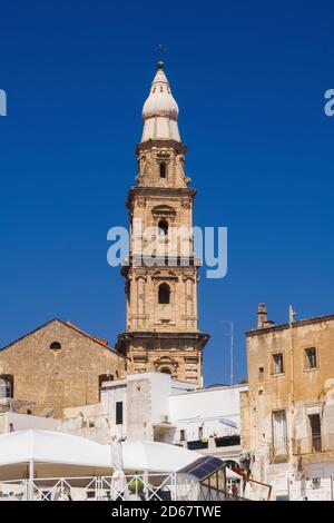 Le clocher de la cathédrale Maria Santissima della Madia à Monopoli, Puglia, Italie Banque D'Images