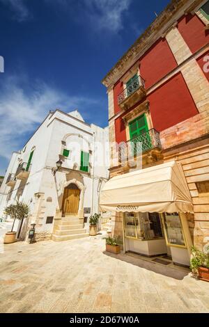 Locorotondo, Puglia, Italie - 05/26/2018 - UN grand angle de magasins et de maisons dans la vieille ville Banque D'Images