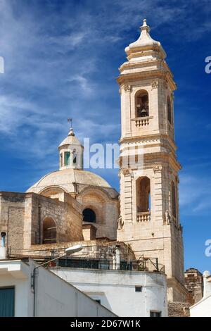 Dôme et clocher de Chiesa Madre di San Giorgio (église mère de Saint-Georges le Martyr) à Locorotondo, Puglia, Italie Banque D'Images