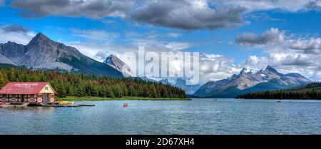 Jetée de Maligne Lake Banque D'Images