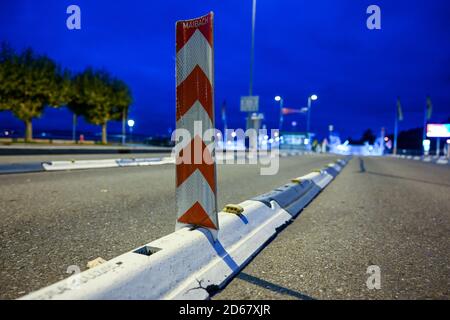 Meersburg, Allemagne. 15 octobre 2020. Il n'y a pas de voiture sur la route d'accès au ferry pour Konstanz. Les employés de Bodensee Schiffsbetriebe sont en grève au port de ferry. La liaison en ferry entre Meersburg et Constance est suspendue sur le lac de Constance. Depuis les heures du matin, le service de traversier est en grève pendant 24 heures. Credit: Felix Kästle/dpa/Alay Live News Banque D'Images