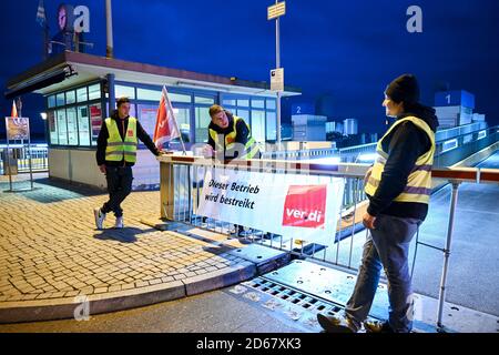 Meersburg, Allemagne. 15 octobre 2020. Les employés de Bodensee Schiffsbetriebe sont en grève au port de ferry, qui est en grève depuis 24 heures le matin. La liaison par ferry entre Meersburg et Constance a été suspendue sur le lac Constance, la barrière de la route d'accès a été fermée. Credit: Felix Kästle/dpa/Alay Live News Banque D'Images