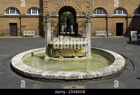 KINGS LYNN, ROYAUME-UNI - 07 août 2019 : une partie d'eau intéressante dans la cour stable de Houghton Hall. Norfolk. Banque D'Images