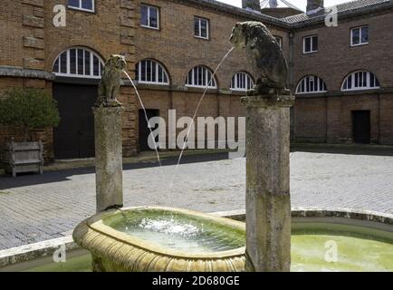 KINGS LYNN, ROYAUME-UNI - 07 août 2019 : une partie d'eau intéressante dans la cour stable de Houghton Hall. Norfolk. Banque D'Images