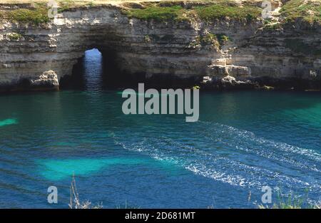 vue sur la grotte dans la roche sur la mer Banque D'Images