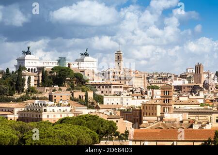 Vue sur l'autel du monument de la Fatherland depuis Giardino degli Aranci (jardin d'Orange) sur la colline d'Aventin - Rome, Italie Banque D'Images