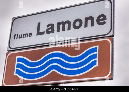 SAN PANCRAZIO (RA) - 13 MAI 2019 : raindrops tombant sur le panneau de route de la rivière Lamone Banque D'Images