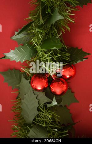 Guirlande de Noël et boules rouges Banque D'Images