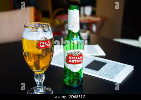 Une bouteille et un verre de bière Stella Artois, Madrid, Espagne, 05.05.2019 Banque D'Images