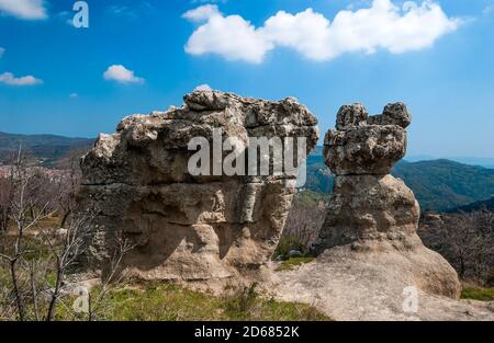 Italie Calabre - Cosenza province - Campana - les géants de la pierre aussi appelé Pietre dell'Incavallicata, sont deux formations rocheuses, censées être en fait des sculptures mégalithiques, près de Campana dans le Parc National de Sila. Banque D'Images