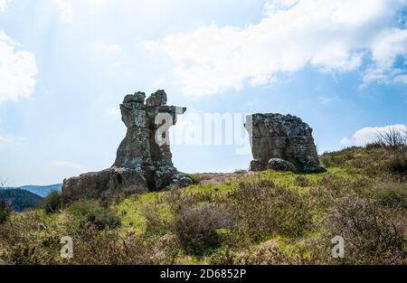 Italie Calabre - Cosenza province - Campana - les géants de la pierre aussi appelé Pietre dell'Incavallicata, sont deux formations rocheuses, censées être en fait des sculptures mégalithiques, près de Campana dans le Parc National de Sila. Banque D'Images