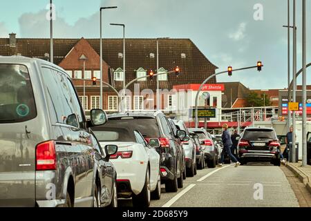 Sylt, Allemagne, 5 septembre 2020 : voitures en attente devant l'entrée du train à moteur de l'île de Sylt au continent Banque D'Images