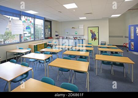 Salle de classe nouvellement construite avec bureaux disposés en deux, face à l'avant. Une configuration traditionnelle a été réintroduite pendant la pandémie de Covid en 2020. Banque D'Images