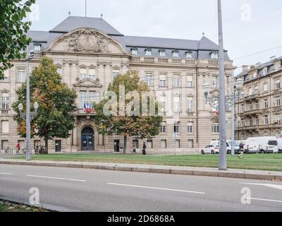 Strasbourg, France - 10 octobre 2020 : Préfecture de Strasbourg avec des piétons, des personnes marchant en admirant la ville pendant la pandémie de COVID 19 Banque D'Images