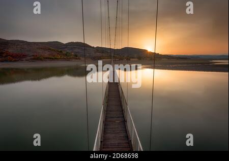 Coucher de soleil d'automne de Stunnig au barrage de Studen Kladenets, montagnes Rhodope, Bulgarie Banque D'Images