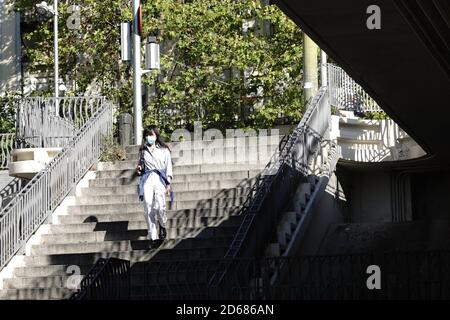 Madrid, Espagne. 14 octobre 2020. Une femme portant un masque de visage marche en bas à Madrid, Espagne, 14 octobre 2020. Le ministère espagnol de la Santé a signalé mercredi 11,970 nouveaux cas de coronavirus, ce qui porte le nombre total d'infections dans le pays à 908,056. Credit: Meng Dingbo/Xinhua/Alay Live News Banque D'Images