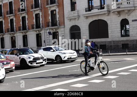 Madrid, Espagne. 14 octobre 2020. Une femme portant un masque facial est vue dans une rue à Madrid, Espagne, le 14 octobre 2020. Le ministère espagnol de la Santé a signalé mercredi 11,970 nouveaux cas de coronavirus, ce qui porte le nombre total d'infections dans le pays à 908,056. Credit: Meng Dingbo/Xinhua/Alay Live News Banque D'Images