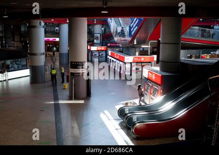 Madrid. 14 octobre 2020. Photo prise le 14 octobre 2020 montre la gare d'Atocha à Madrid, Espagne. Le ministère espagnol de la Santé a signalé mercredi 11,970 nouveaux cas de coronavirus, ce qui porte le nombre total d'infections dans le pays à 908,056. Credit: Meng Dingbo/Xinhua/Alay Live News Banque D'Images