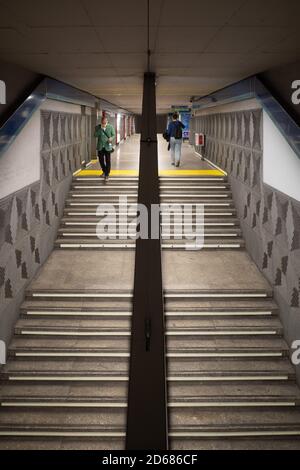 Madrid, Espagne. 14 octobre 2020. Les passagers marchent à la station de métro Atocha à Madrid, Espagne, le 14 octobre 2020. Le ministère espagnol de la Santé a signalé mercredi 11,970 nouveaux cas de coronavirus, ce qui porte le nombre total d'infections dans le pays à 908,056. Credit: Meng Dingbo/Xinhua/Alay Live News Banque D'Images