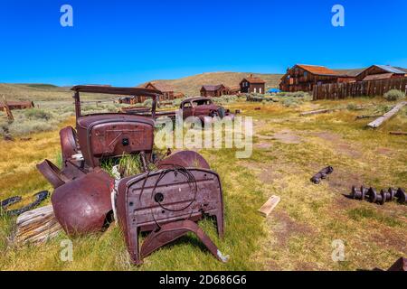 Voitures rouillées de quelques vieilles voitures des années 1930, dans le parc historique de l'État de Bodie, ville fantôme californienne du XIXe siècle. États-Unis d'Amérique près de Yosemite Banque D'Images