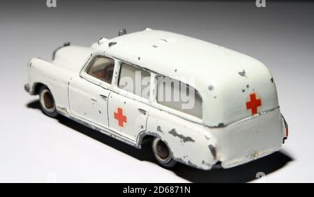 voiture miniature d'ambulance d'époque des années 1960 Banque D'Images