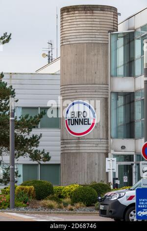 Coquelles, France - 12 octobre 2020 : bureaux d'Eurotunnel situés à Coquelles. Eurotunnel, est une société privée européenne, concessionnaire Banque D'Images