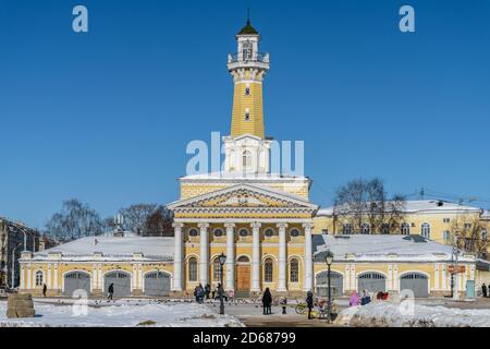 Kostroma, Russie - 3 mars 2018. Tour de feu Kostroma sur la place Susaninskaya. Journée froide ensoleillée au début du printemps russe. Banque D'Images