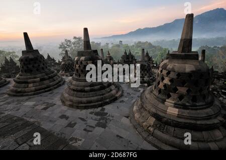 Borobudur stupas à l'aube sur l'île de Java, Indonésie Banque D'Images