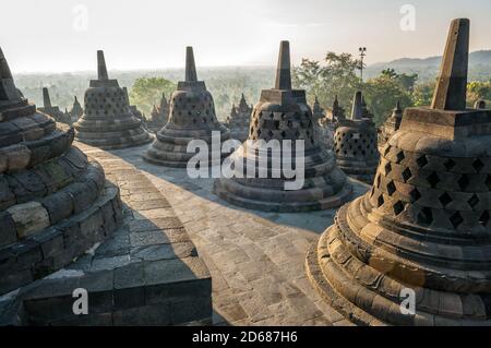 Lumière du soleil sur les stupas du temple Borobudur, île de Java, Indonésie Banque D'Images