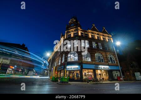 Blue Hour Light Trails au coin de Carrington Street et Canal Street Nottingham City Southside, dans le Nottinghamshire, Angleterre Banque D'Images