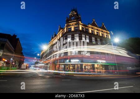 Blue Hour Light Trails au coin de Carrington Street et Canal Street Nottingham City Southside, dans le Nottinghamshire, Angleterre Banque D'Images