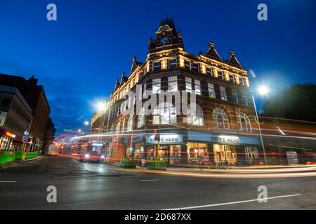 Blue Hour Light Trails au coin de Carrington Street et Canal Street Nottingham City Southside, dans le Nottinghamshire, Angleterre Banque D'Images