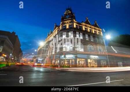 Blue Hour Light Trails au coin de Carrington Street et Canal Street Nottingham City Southside, dans le Nottinghamshire, Angleterre Banque D'Images