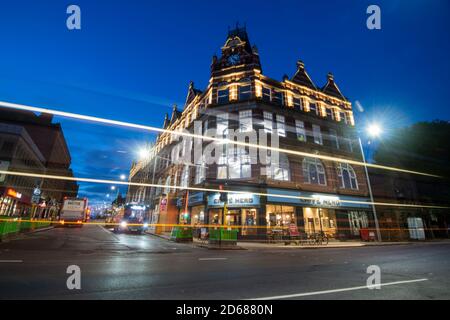 Blue Hour Light Trails au coin de Carrington Street et Canal Street Nottingham City Southside, dans le Nottinghamshire, Angleterre Banque D'Images