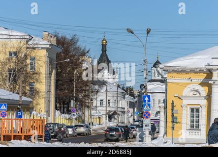 Kostroma, Russie - 3 mars 2018. Couvent Kostroma Theophany, vue sur la place Susaninskaya. Journée froide ensoleillée au début du printemps russe. Banque D'Images