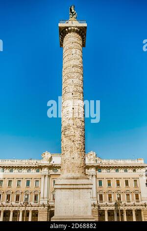 La colonne de Marc-Aurèle, l'ancienne colonne de la victoire et vue sur la Piazza Colonna, Rome, Italie Banque D'Images