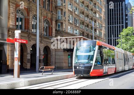 Train léger de Sydney dans le centre-ville de George Street, en Nouvelle-Galles du Sud, en Australie Banque D'Images