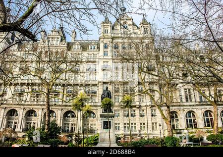 Whitehall court et monument à Sir Henry Bartle Edward frère. Londres, Royaume-Uni Banque D'Images